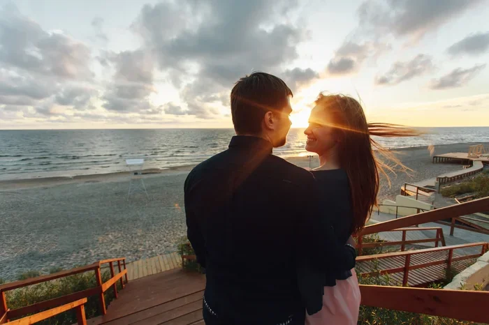 Take the Does She Like Me Quiz to Decode Her Feelings