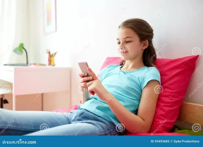 Signs A Girl Likes You Over Text That You Shouldnt Ignore