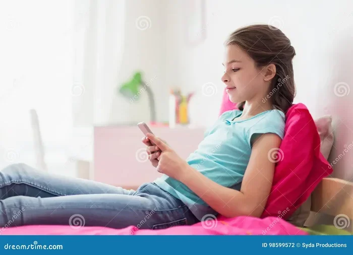 Signs A Girl Likes You Over Text That You Shouldnt Ignore